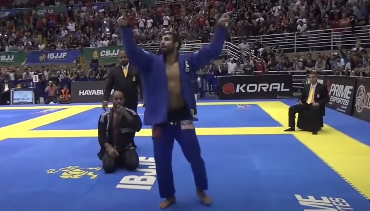 Brazilian fighter competes in world championship, Sports