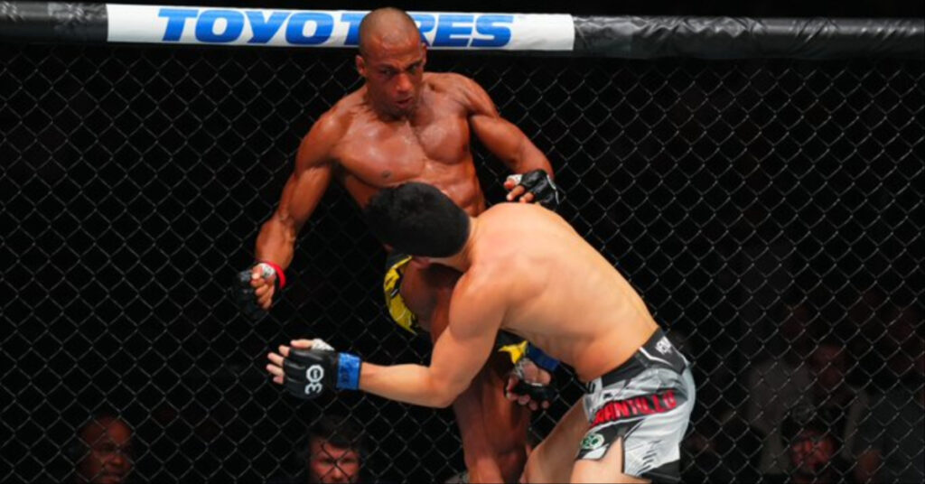 Edson Barboza defeat Billy Quarantillo via fling knee KO UFC Kansas City Highlights