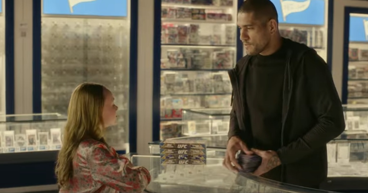 Watch - UFC star Alex Pereira scares off customers trying to trade in his card at Topps hobby shop