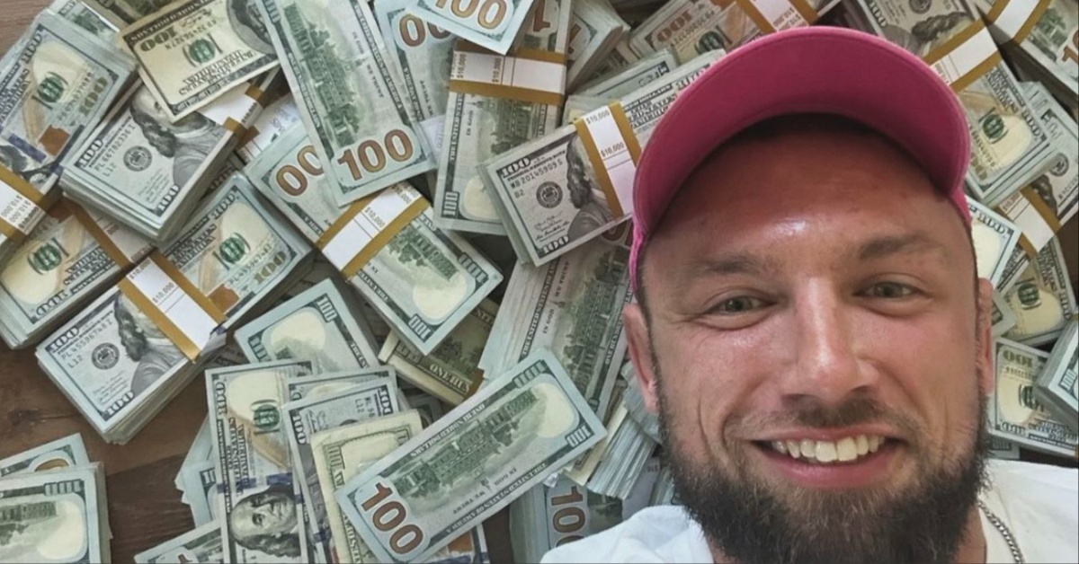 Craig Jones shows off $1.000,000 in cssh on Joe Rogan's podcast