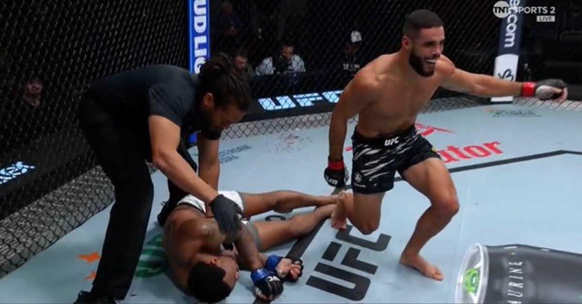 Gabriel Bonfim Puts Khaos Williams to Sleep with Last-Second D'Arce Choke - UFC Vegas 102 Highlights