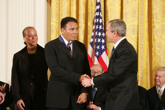 president george w bush shakes hands with muhammad ali 70b5a0 640