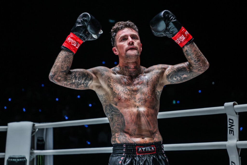 Nieky Holzken posing