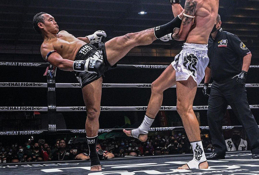 Saenchai kicking someone