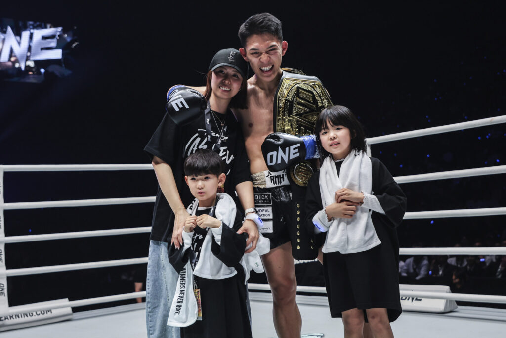 Masaaki Noiri with ONE championship belt and his family